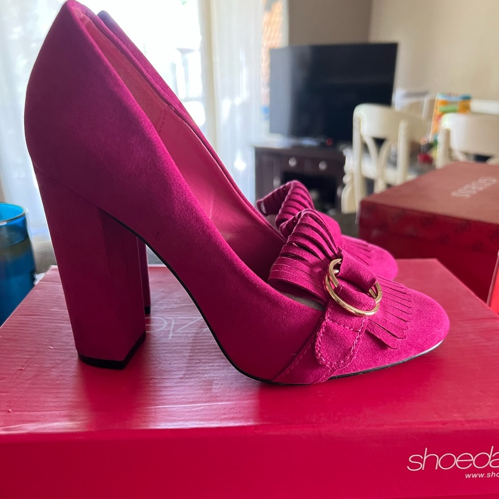 Shoe dazzle pumps